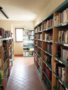 foto di interno della biblioteca 